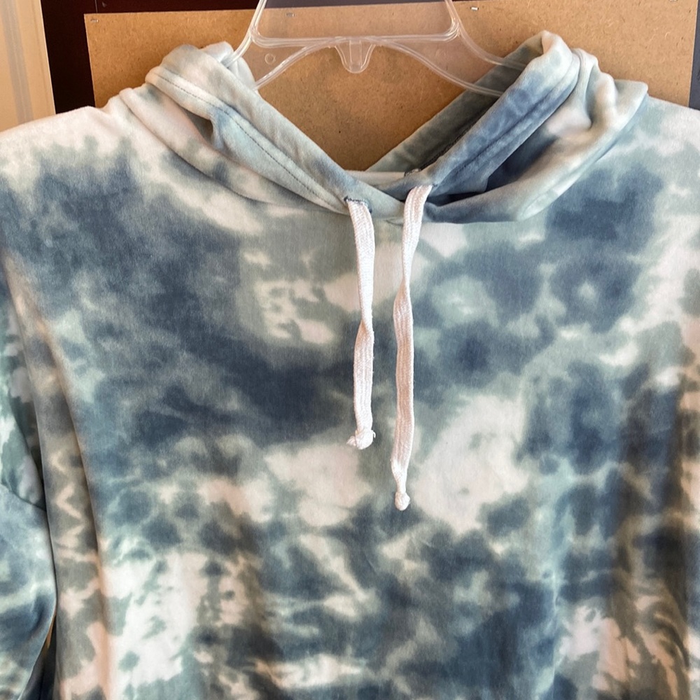 NWOT XL Jrs. SO tie dyed cropped hoodie